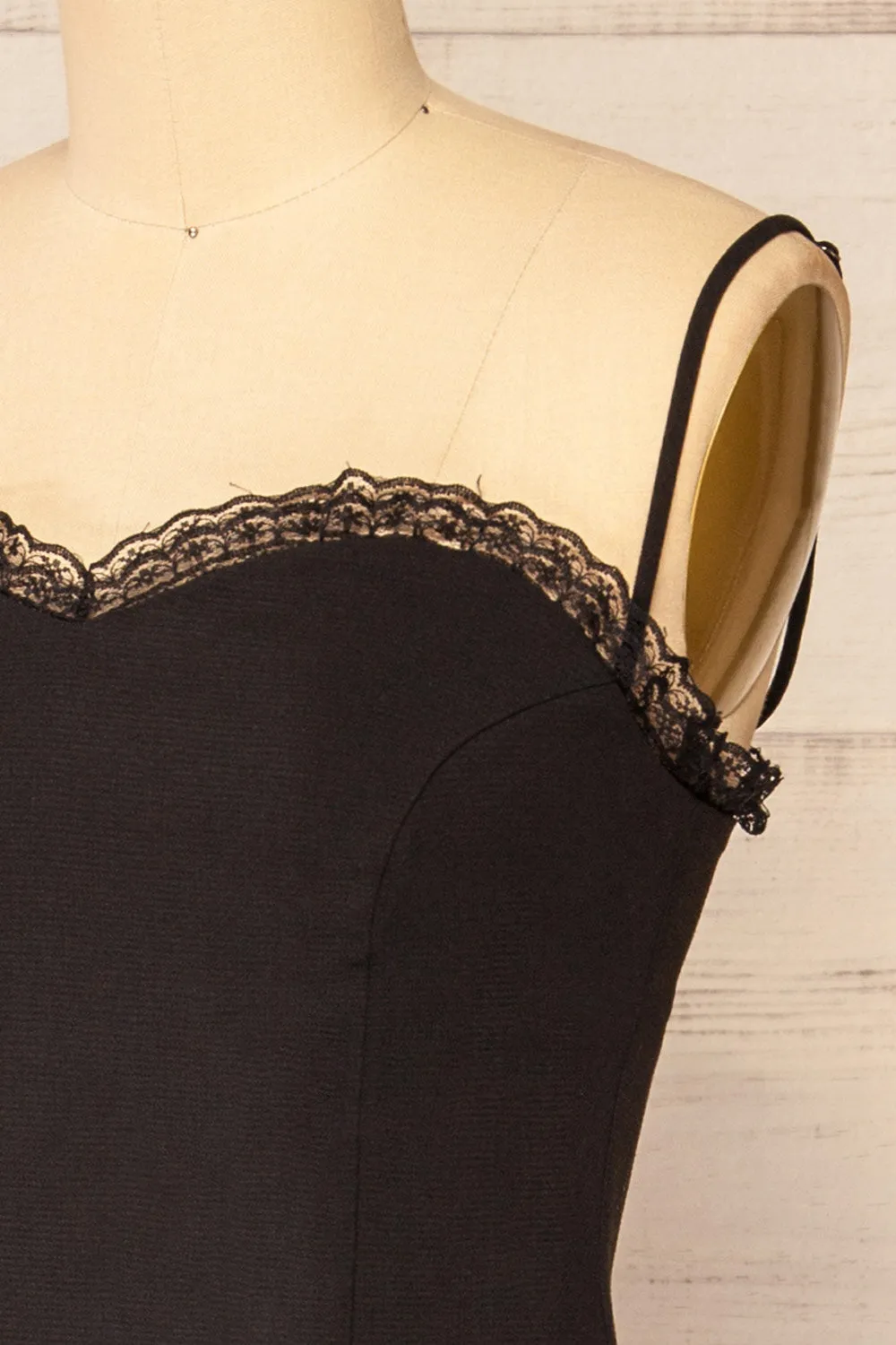 Lenna Black | Fitted Midi Dress w/ Sweetheart Neckline